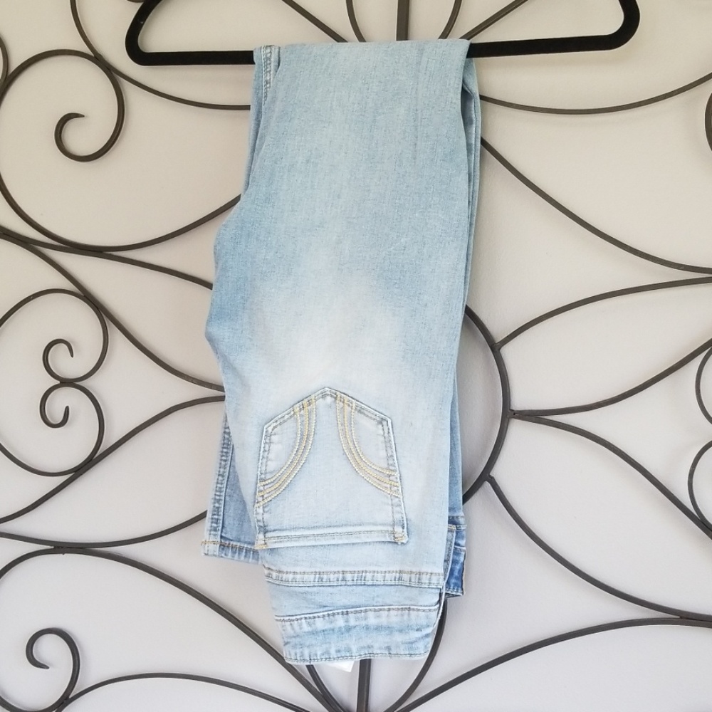 Light wash skinny jeans